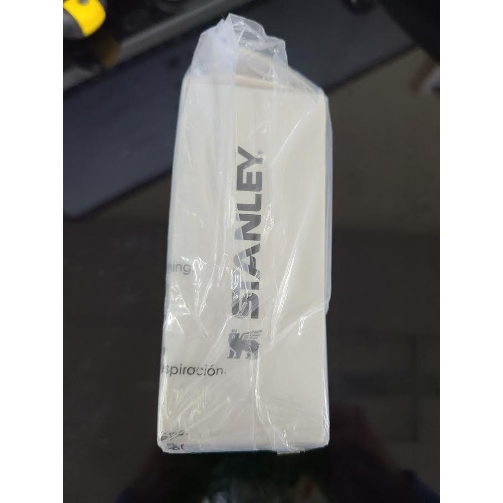 STANLEY The Quencher H2.O FlowState™ Tumbler Lid | 40 OZ, Milky White - Picture 4 of 5